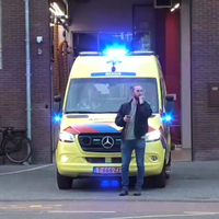 Man hoort niet dat er een ambulance achter hem staat met sirene 