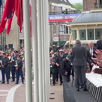 100+ jarige veteranen komen aan bij het bevrijdingsdefilé in Wageningen