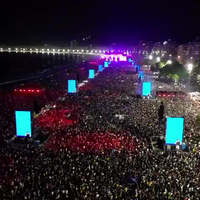 Shakira geeft gratis concert op Copacabana beach in Rio