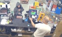 Vrouw schrikt van eigen schot bij mislukte overval op tankstation