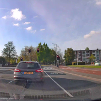 Fietser maakt koprol na ruime bocht