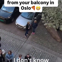 Man verkoopt pizza vanaf z'n balkon