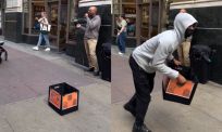 Straatmuzikant in Chicago blijft gewoon doorspelen terwijl tiener z’n fooienbox jat