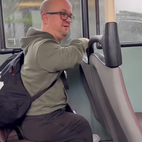 Kleine man in de bus