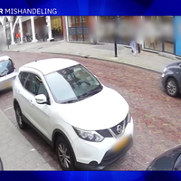 Fietser gaat door lint bij parkeergarage