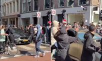 Crypto-groep deelt geld uit auto in Amsterdam en trekt meteen complete chaos aan