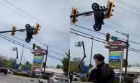 Motor belandt in verkeerslicht na bizarre klapper in Canada - Deel 2