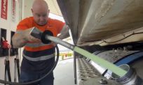 27 jaar ervaring en geen druppel ernaast: tankstation-held laat zien. hoe het moet