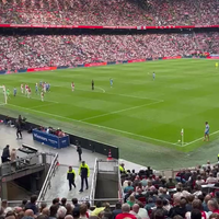 Ajax fan wordt boos op juichende Utrecht fan