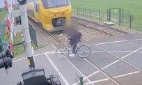 Jongen ontsnapt op haar na aan trein bij spoorwegovergang