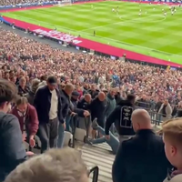 Arsenal fan tussen West Ham supporters
