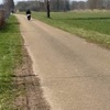 Jongen probeert wheelie op mio