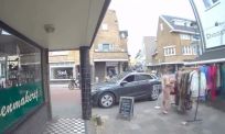 Vrouw in Hilversum stopt kleding in tas zonder af te rekenen, winkelmedewerker grijpt direct in