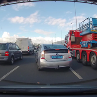 Vrachtwagenchauffeur op sokken slaat BMW bestuurder op de A10