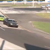 Autoracen met vrouwmens 