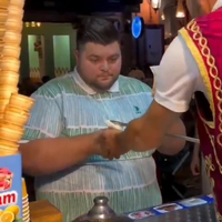 Dikkie is klaar met ijsverkoper