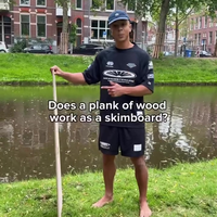 Skimboarden met houten plank