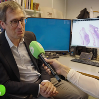 Gina onderzoekt kanker met patholoog Sjors