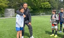 Ali B poseert met fans op voetbalveldje en krijgt meteen bijnaam naar z’n hoofd geslingerd