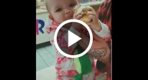 Babys eerste Taste Of Ice Cream