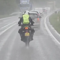Motorrijder vermaakt zich wel 