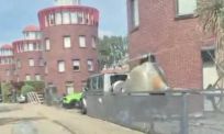 Niet het huis zelf, maar vooral de voortuin trekt alle aandacht 