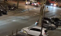 Jongeren in Amsterdam nemen alvast voorschot op oud en nieuw met vuurwerk richting motoragenten