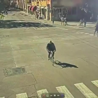 WTF! Auto ploegt door voetgangers in Modena, Italië