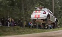 Poolse rallyauto gaat compleet over de kop tijdens Rally Aukštaitija - Deel 1