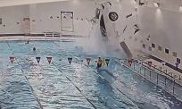 Auto duikt zwembad in na bizarre crash bij sportcentrum in Zuid-Korea