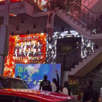Vrouw hangt rond in Japan