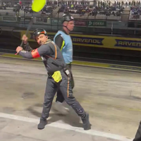 Pitcrew medewerker ruimt fotograaf uit de weg