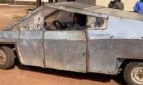 Zelfbouw-Cybertruck uit Afrika rijdt gewoon op brommermotor