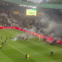 Nantes hooligans stormen het veld op