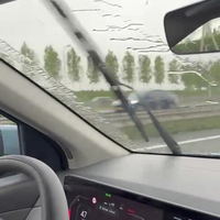 Met je cabriolet door de regen  