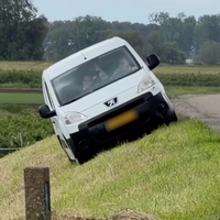Even de berm meepakken met de grasmaaiert
