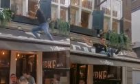 Eindhovenaar neemt liever de zonwering dan de trap bij café