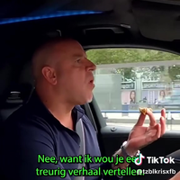 Bij Andy in de auto terwijl hij een triest bericht ontvangt 
