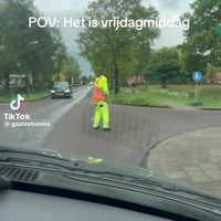 Verkeersregelaar is vrolijk