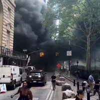 Een auto vloog in brand en ontploft