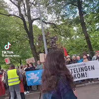 Discussie tussen linkse meid en rechtse kaalkop