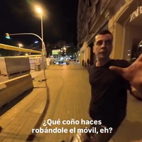 Spaanse amigo probeert te voorkomen dat toeristen worden beroofd in Barcelona