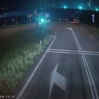 Politie rijdt vol door rood met 2 autos