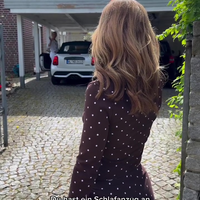 Fräulein geeft een rondleiding door haar dorp aan Amerikaan