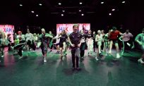 Sportschool in Moskou verandert compleet in gabberfeest tijdens hakken-les