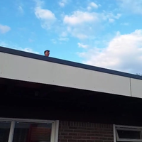 Pubert op springkussen