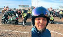 Ex van Barbie filmt politie die worstelt met geluidsmeting van zijn motor