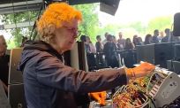 Duitse techno-oma ‘Tune Girl’ gaat viraal met live beats uit haar modulaire synthesizer