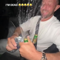 Biertje openen in de taxi 