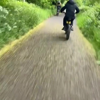 Kutkoter op kinderbrommer trapt fietser de bosjes in